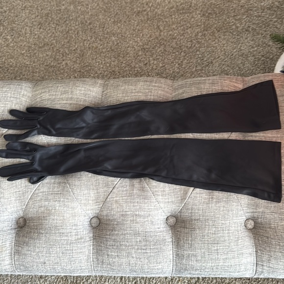 Ladies over the elbow glove - Picture 3 of 4